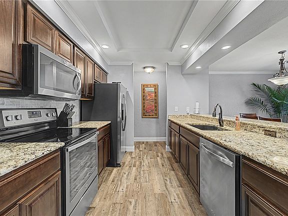 5th image of 33 Davis Cir