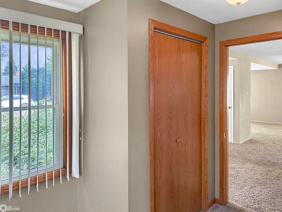 13th image of 608 Douglas Ave