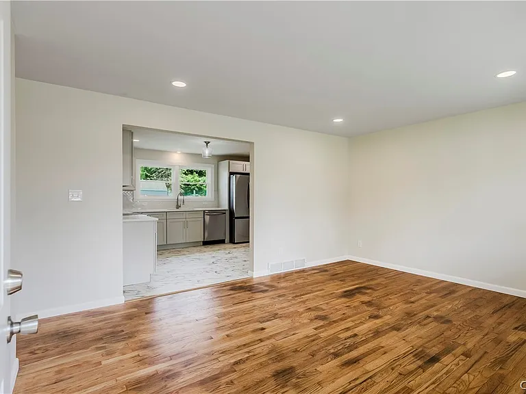 222 Wilber St — Photo 16