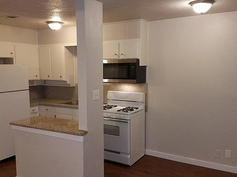 2428 Louise St #7 — Photo 1