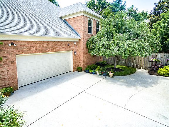 3rd image of 709 Sedgley Dr
