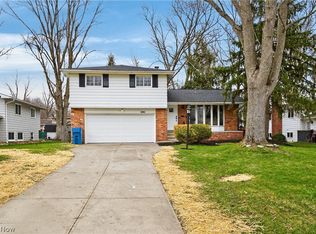 6151 Sherwood Dr, North Olmsted, OH