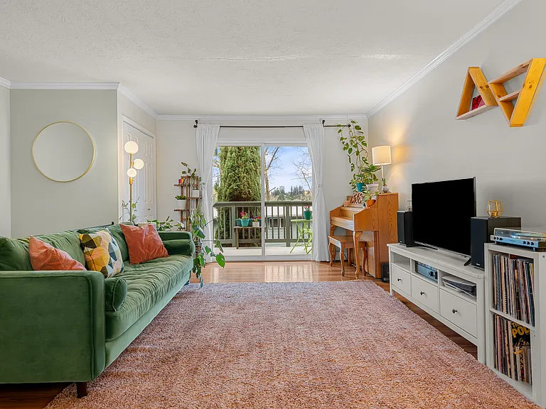 1025 SW Bertha Blvd #3 — Photo 1