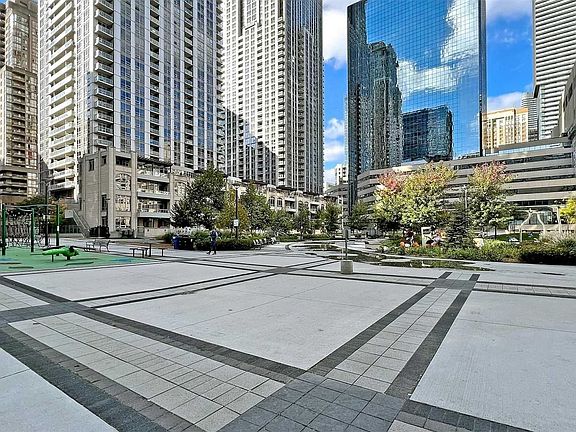 5th image of 386 Yonge St Unit 4014