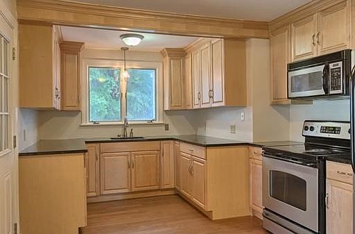 3rd image of 104 Kingsbury Ave