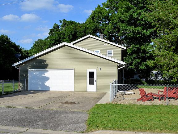 4th image of 904 E 2nd St
