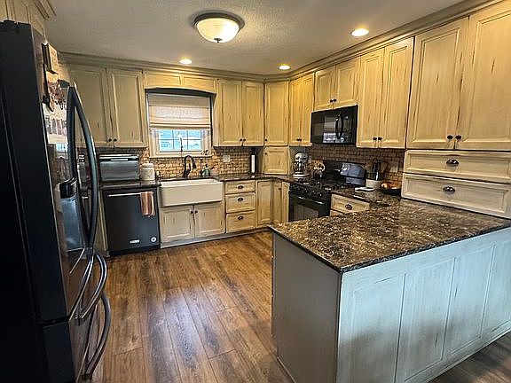 3rd image of 405 Ridgedale Dr