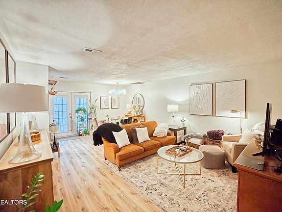 2nd image of 2125 Silverbrook Dr #2D