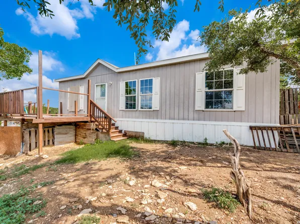 324 29th St E, Lakehills, TX 78063