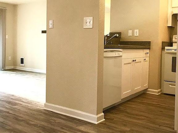 3rd image of 11236 NE 132nd St APT B101