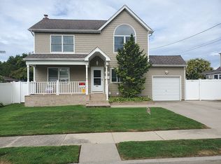 915 N Park Ave, Massapequa, NY 11758