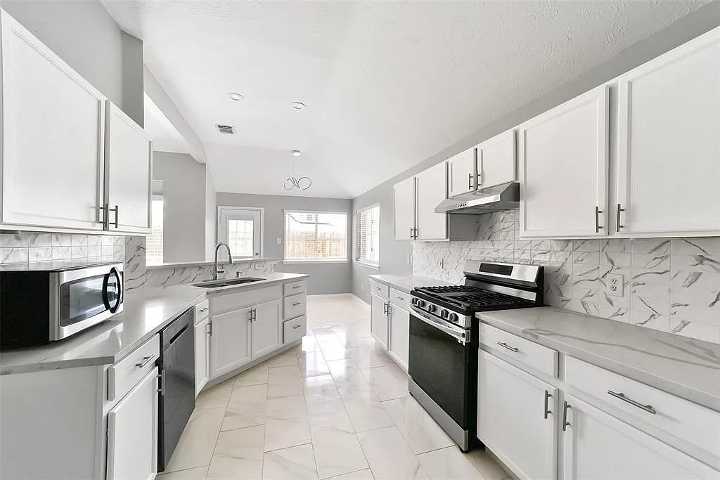 3 bed, 2.0 bath, 1899 sqft, $2,400 — Photo 2