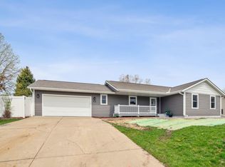 911 Sellards Dr, Dassel, MN 55325