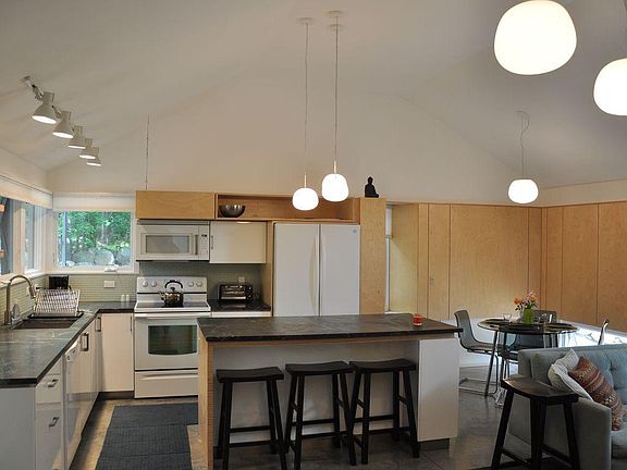 4th image of 6 Jerdens Ln #A