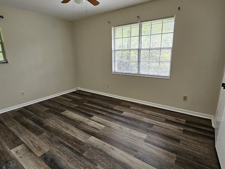 550 E Bradford Rd — Photo 15