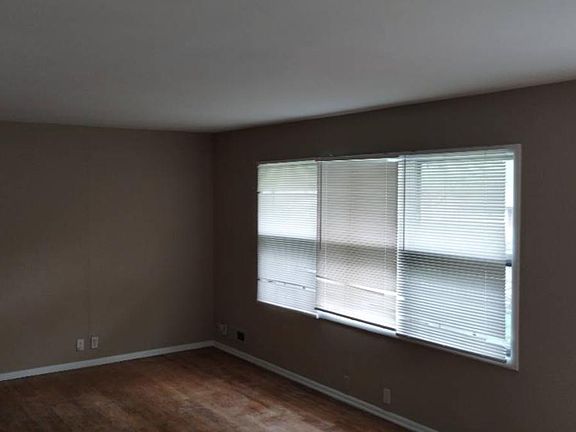 5th image of 10812 Cambridge Ave