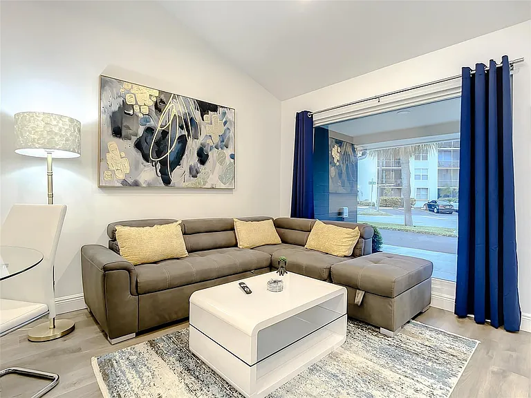 2100 NE 45th St #1 — Photo 5