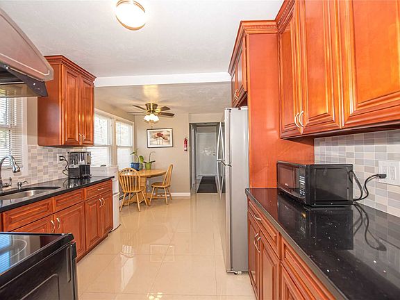 3rd image of 8 Wintergreen Dr