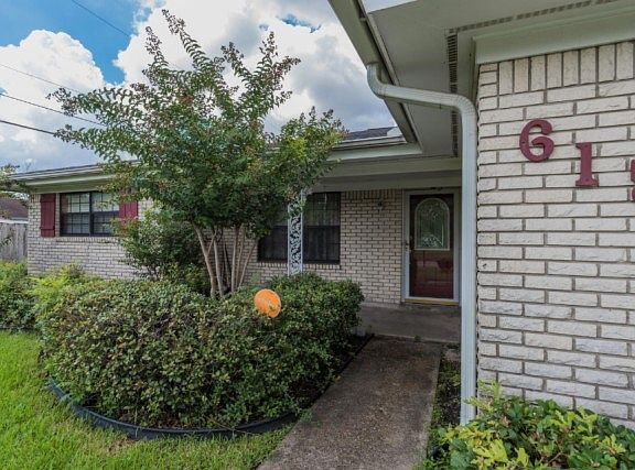 3rd image of 615 Zinnia St