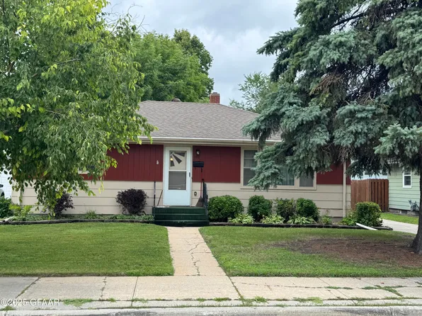 1114 Hammerling Ave, Grand Forks, ND 58201