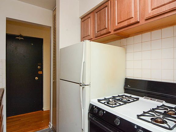 4th image of 521 W Briar Pl #D215