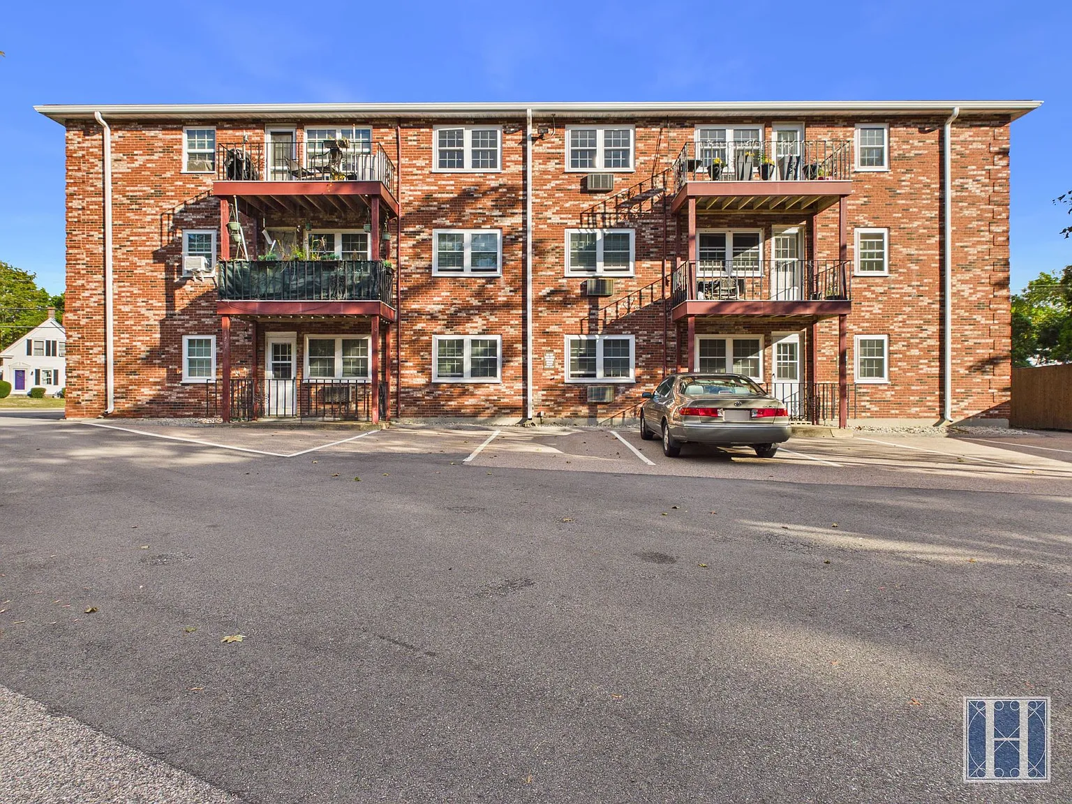 445 Pleasant St — Photo 4