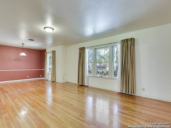 3rd image of 530 Woodcrest Dr