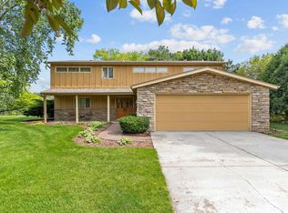 2520 Crestview Dr, Appleton, WI 54915