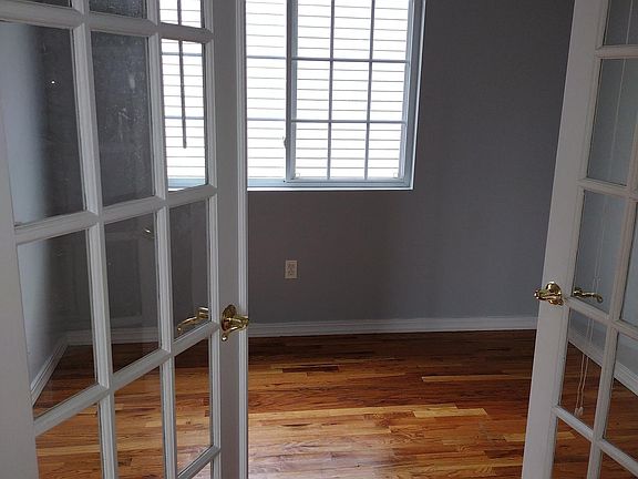 3rd image of 190 Dixon Ave Floor 1
