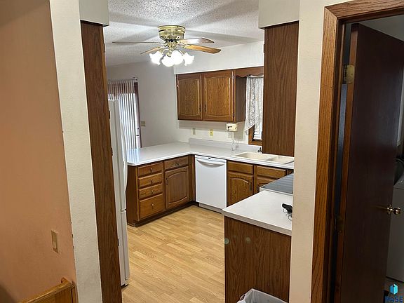5th image of 811 James Pl