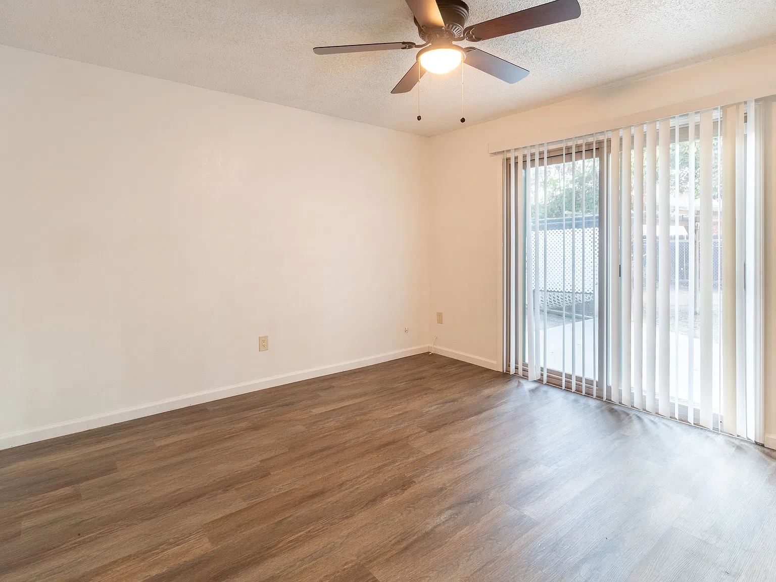 3 bed, 1.5 bath, 1040 sqft, $1,975 — Photo 4