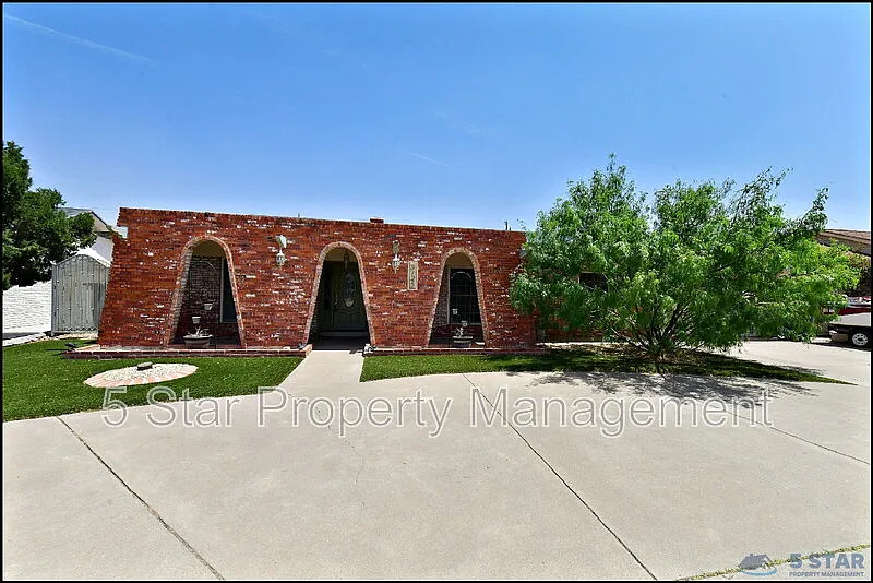 4 bed, 2.0 bath, 2295 sqft, $2,550 — Photo 3