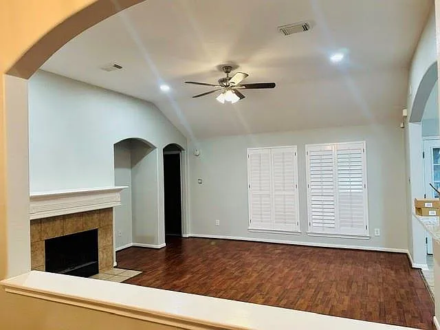 4 bed, 2.0 bath, 1911 sqft, $2,395 — Photo 4