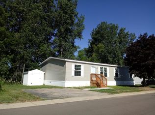 226 Parker Lake Dr, Oxford, MI