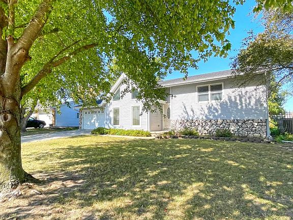 3rd image of 233 California Ave