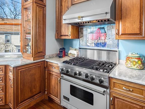 5th image of 18 Jewett St