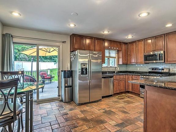 3rd image of 15 Heather Ln