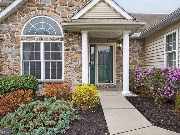 3rd image of 108 Fountain Dr #5