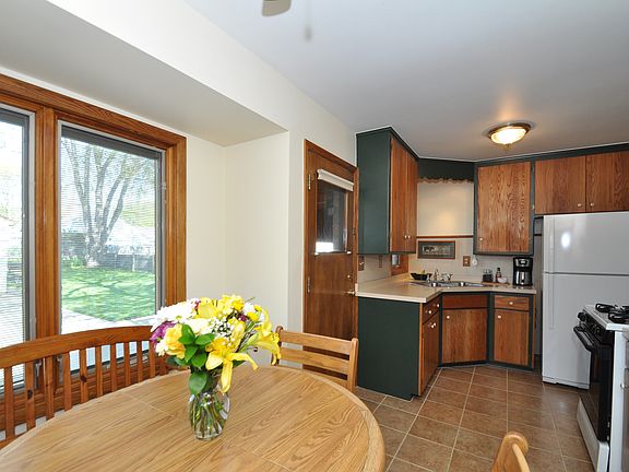 Dinette to Kitchen