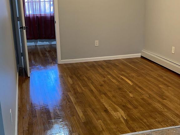 2nd image of 850 E 221st St APT 3
