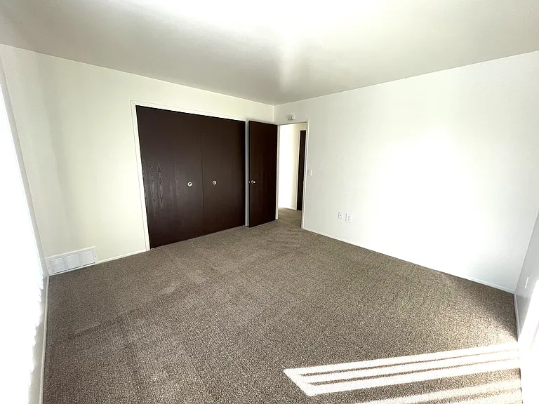 Windsor Place Apartments — Photo 33
