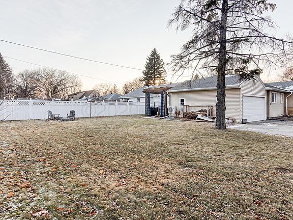 3rd image of 601 22nd Ave S