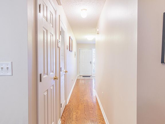 3rd image of 3052 Hickory Glen Dr