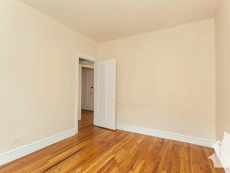 620 W Cornelia Ave — Photo 2