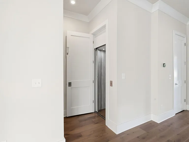 2428 Runnymede Ln — Photo 32