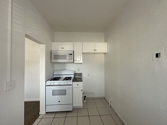 2nd image of 906 S Breed St #2