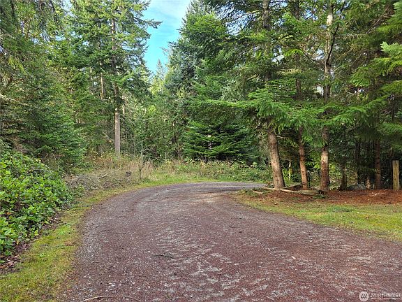 3rd image of 833 NW Camano Dr