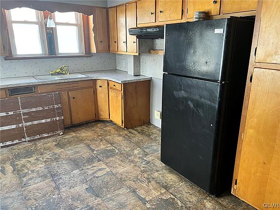 5th image of 319 W Abbott St