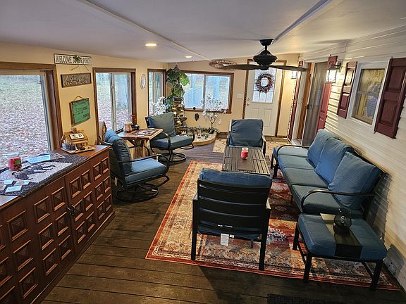 4th image of 3390 Hemlock Ave