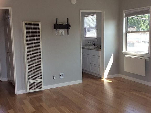 4th image of 2315 Ocean Park Blvd APT E